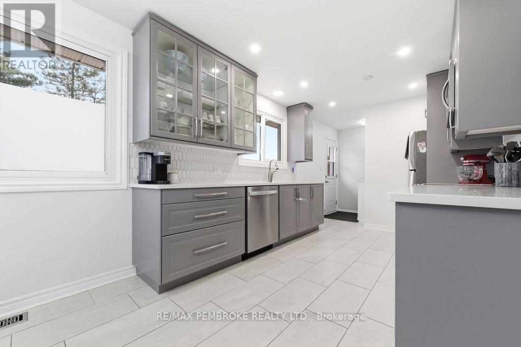 34 John Street, Petawawa, Ontario  K8H 1S7 - Photo 11 - X13030142