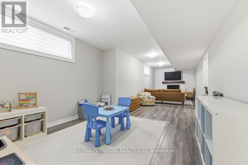 34 John Street, Petawawa, Ontario  K8H 1S7 - Photo 27 - X13030142