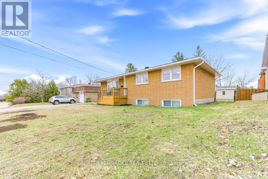 34 John Street, Petawawa, Ontario  K8H 1S7 - Photo 3 - X13030142