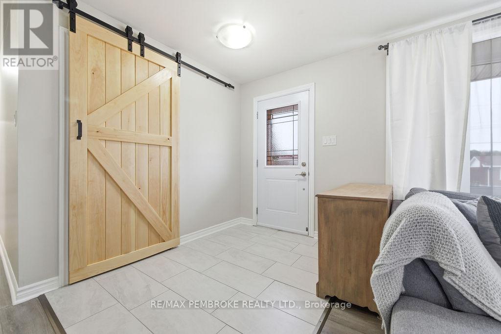 34 John Street, Petawawa, Ontario  K8H 1S7 - Photo 4 - X13030142