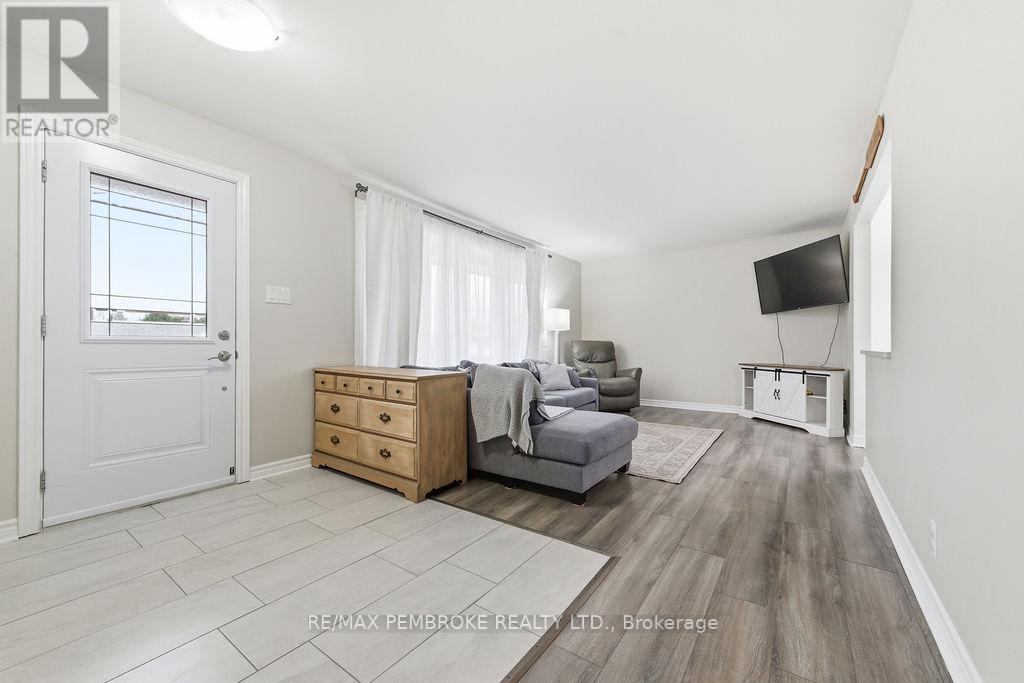 34 John Street, Petawawa, Ontario  K8H 1S7 - Photo 5 - X13030142