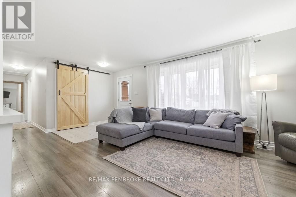 34 John Street, Petawawa, Ontario  K8H 1S7 - Photo 6 - X13030142