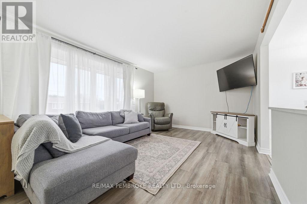 34 John Street, Petawawa, Ontario  K8H 1S7 - Photo 7 - X13030142