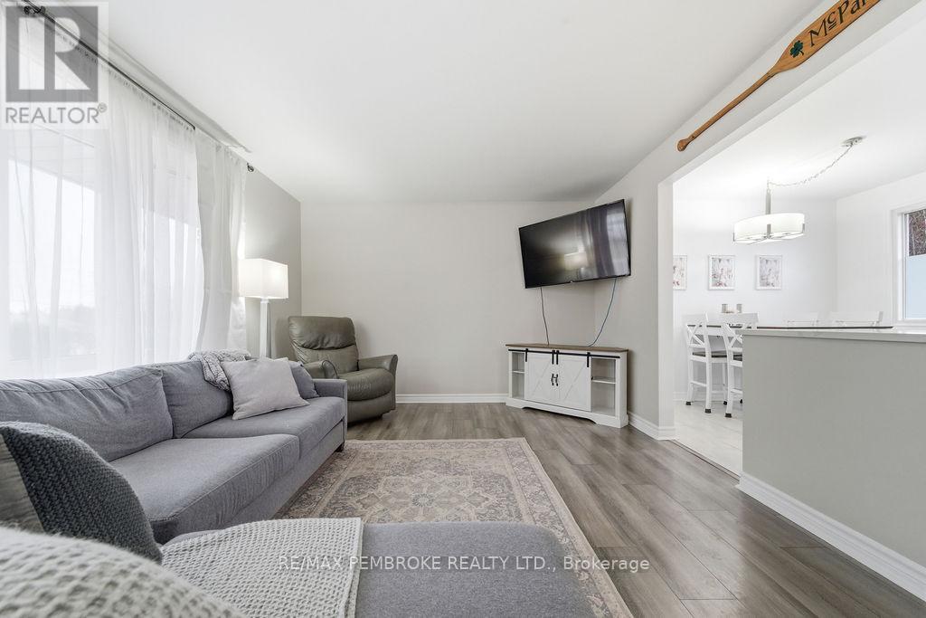 34 John Street, Petawawa, Ontario  K8H 1S7 - Photo 8 - X13030142