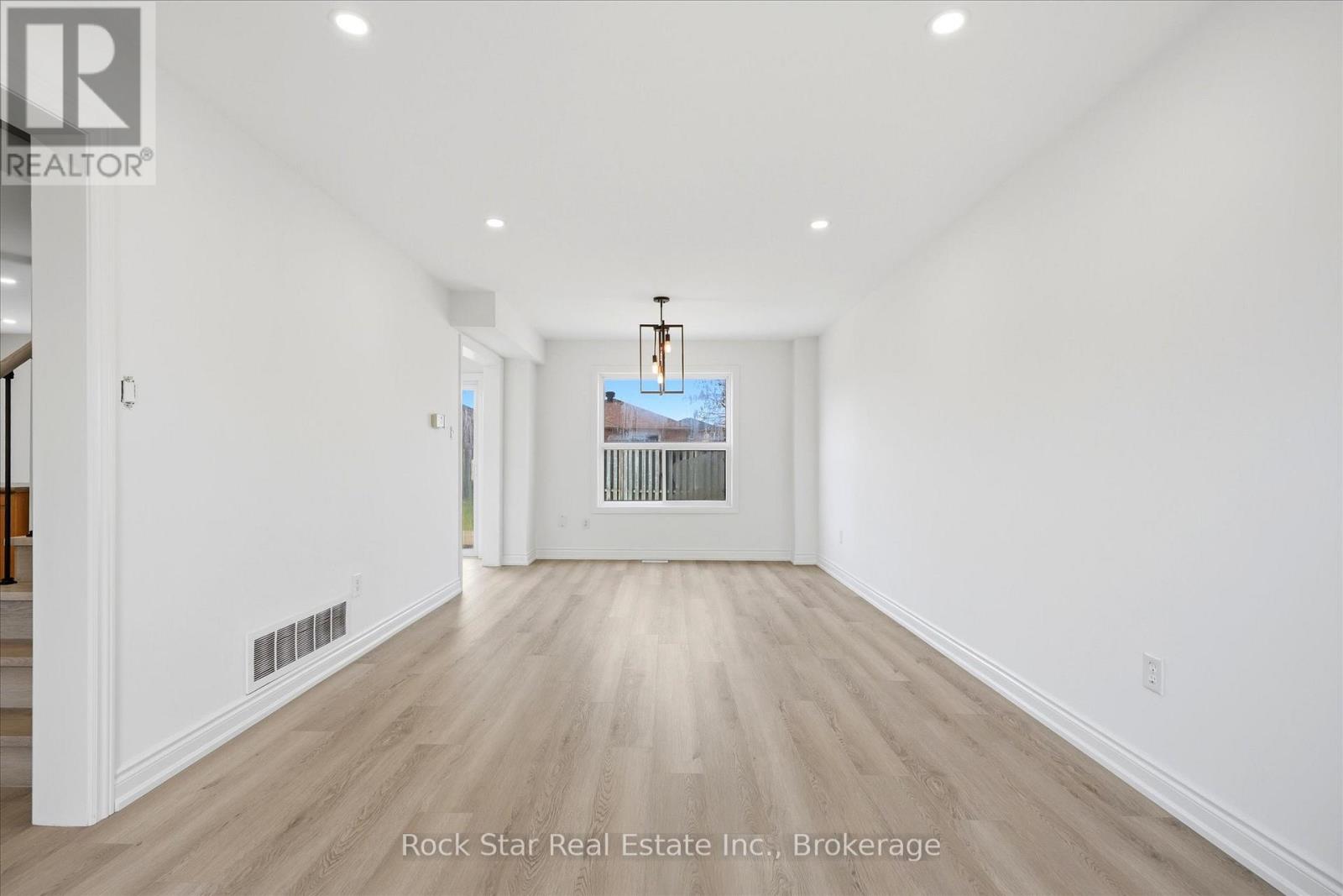 20 Knupp Road, Barrie (Edgehill Drive), Ontario  L4N 0P6 - Photo 3 - S13030248