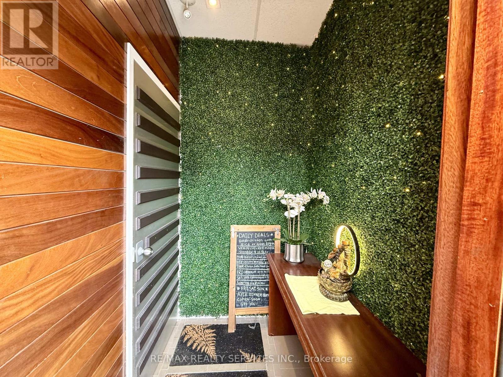 12 Queen Street, St. Catharines, Ontario  L2R 5G3 - Photo 2 - X13029830