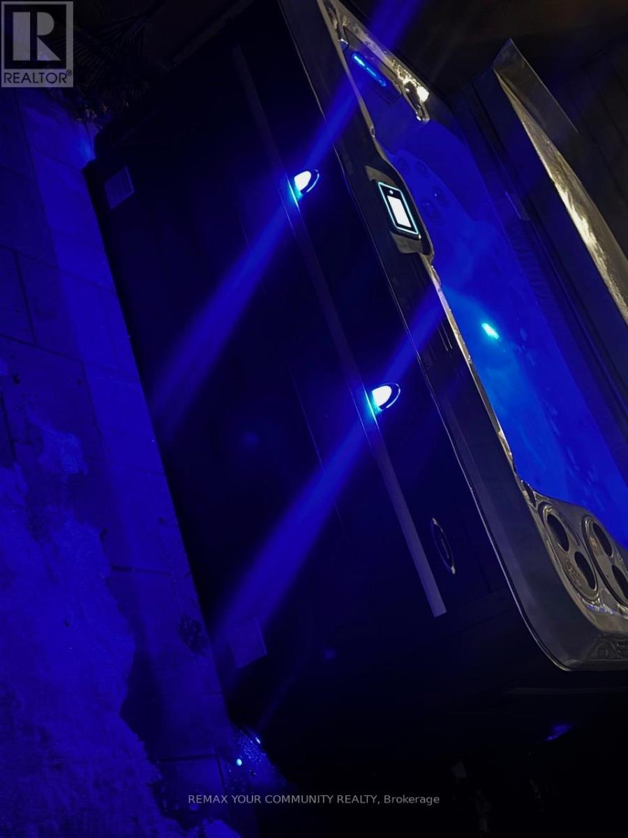 8 Victor Drive, Whitchurch-Stouffville, Ontario  L4A 3G5 - Photo 35 - N12811330