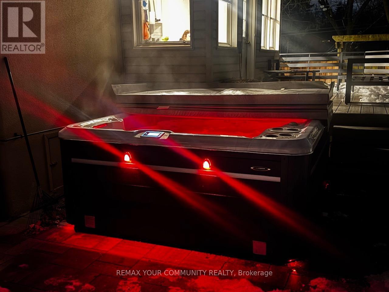 8 Victor Drive, Whitchurch-Stouffville, Ontario  L4A 3G5 - Photo 34 - N12811330