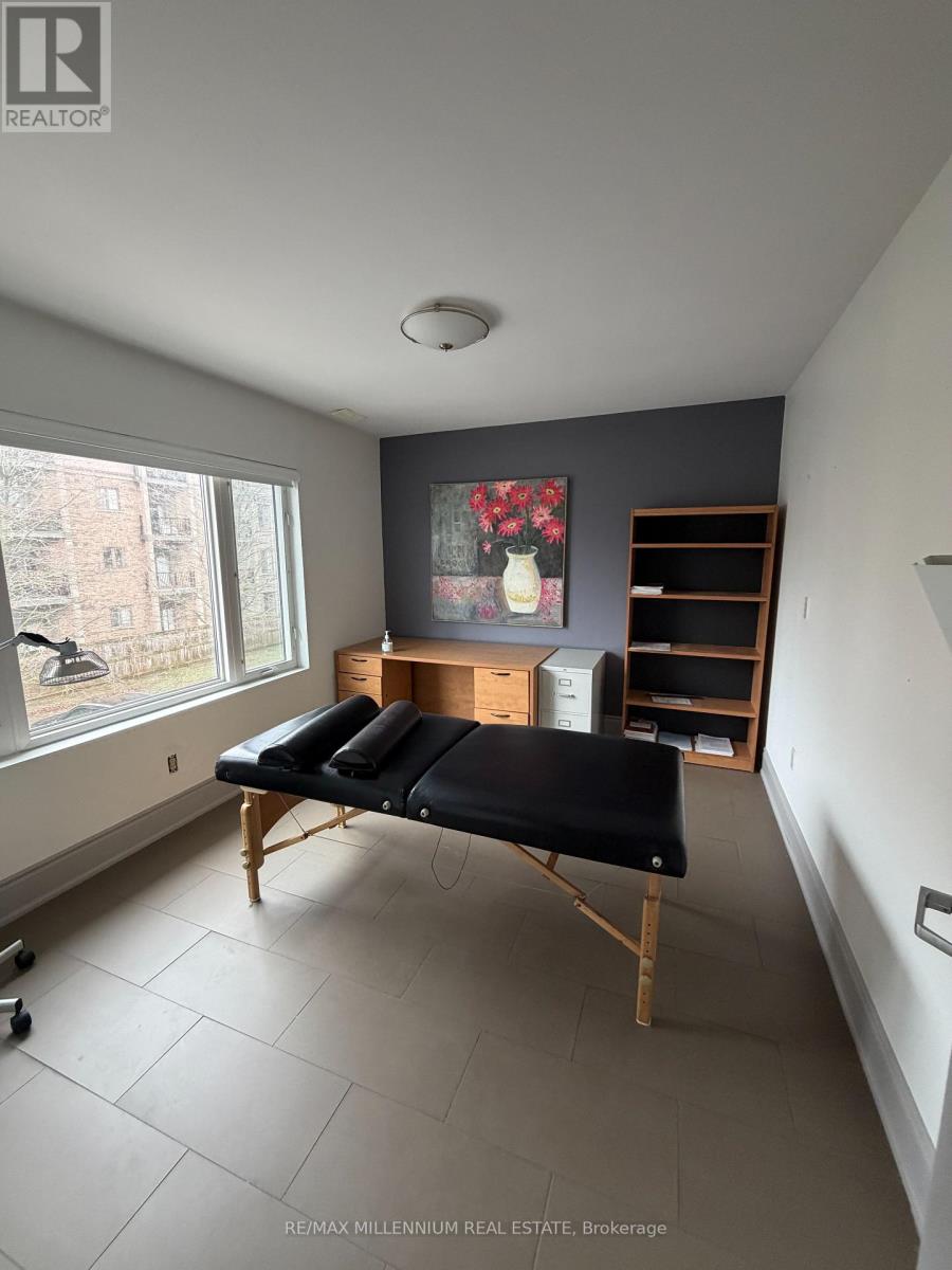 418 Plains Road E, Burlington, Ontario  L7T 2C8 - Photo 2 - W12986058