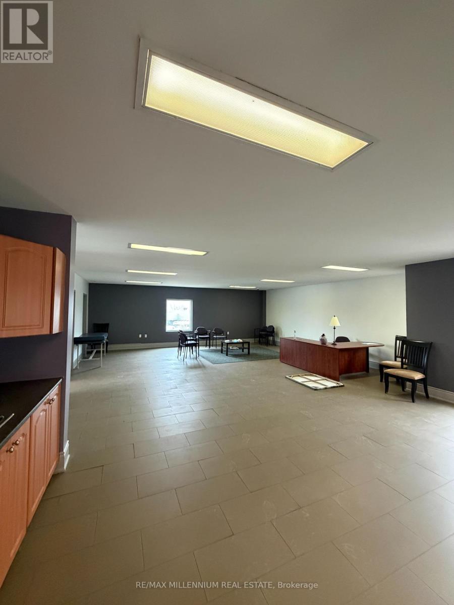 418 Plains Road E, Burlington, Ontario  L7T 2C8 - Photo 5 - W12986058