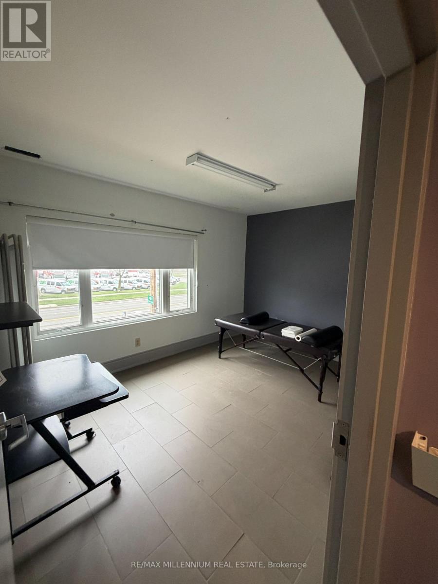 418 Plains Road E, Burlington, Ontario  L7T 2C8 - Photo 9 - W12986058