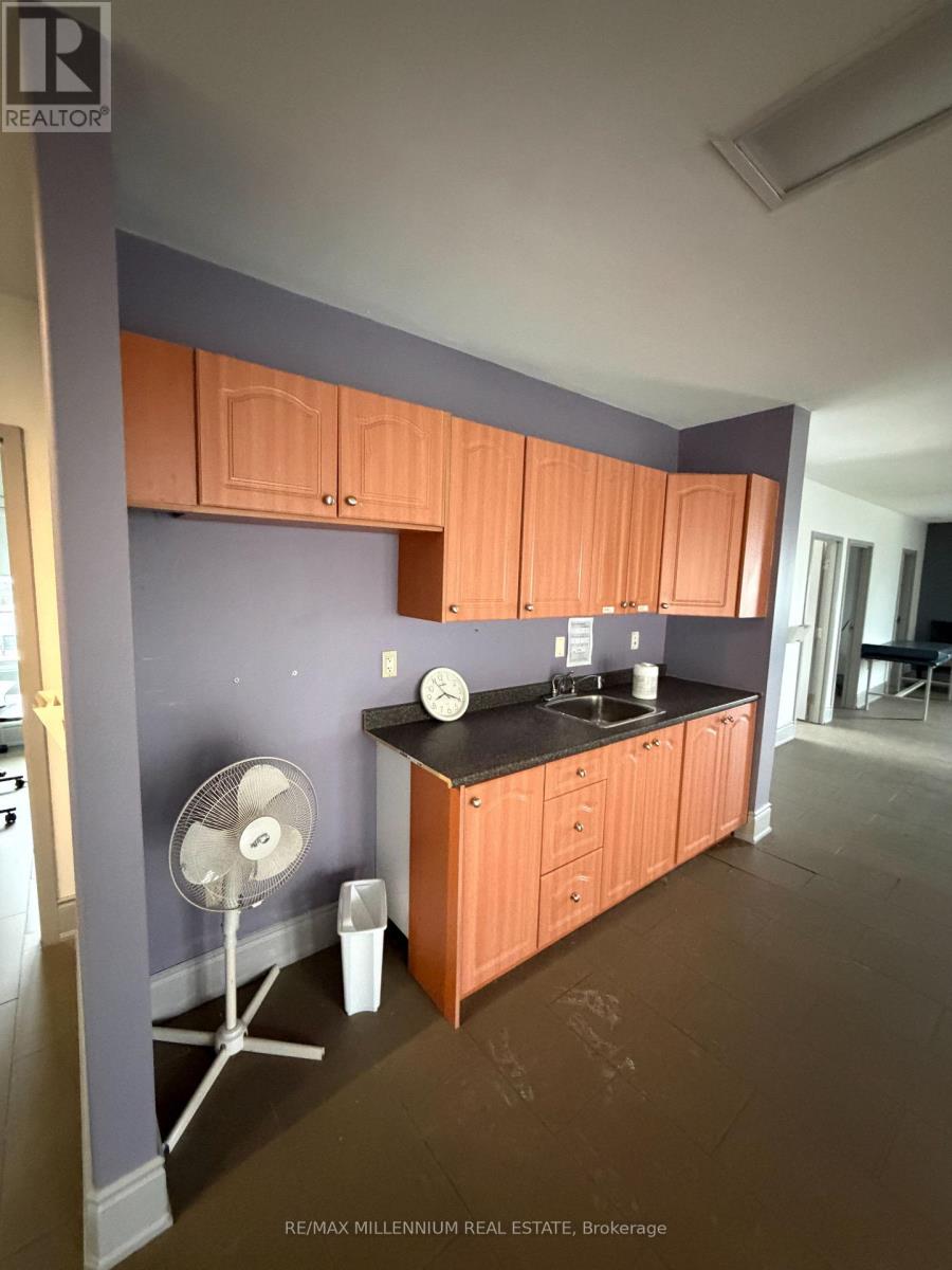 418 Plains Road E, Burlington, Ontario  L7T 2C8 - Photo 6 - W12986058