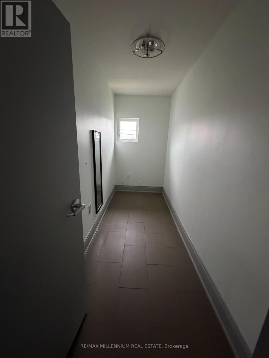 418 Plains Road E, Burlington, Ontario  L7T 2C8 - Photo 4 - W12986058