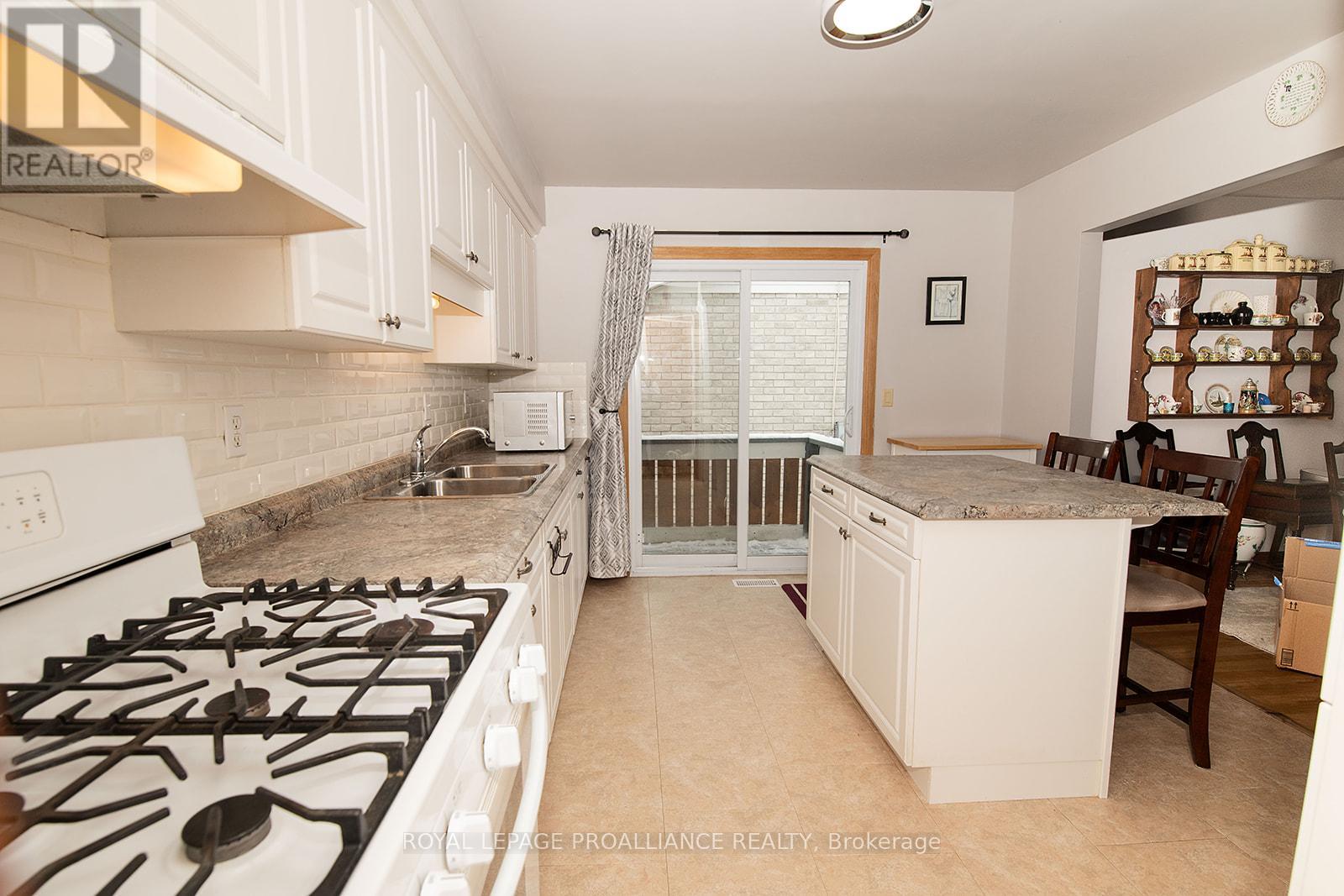 35 Morris Drive, Belleville (Belleville Ward), Ontario  K8P 5B3 - Photo 6 - X12888544