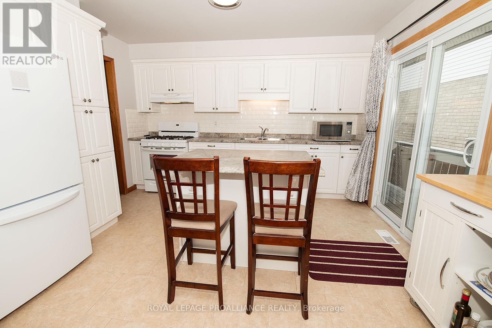35 Morris Drive, Belleville (Belleville Ward), Ontario  K8P 5B3 - Photo 5 - X12888544