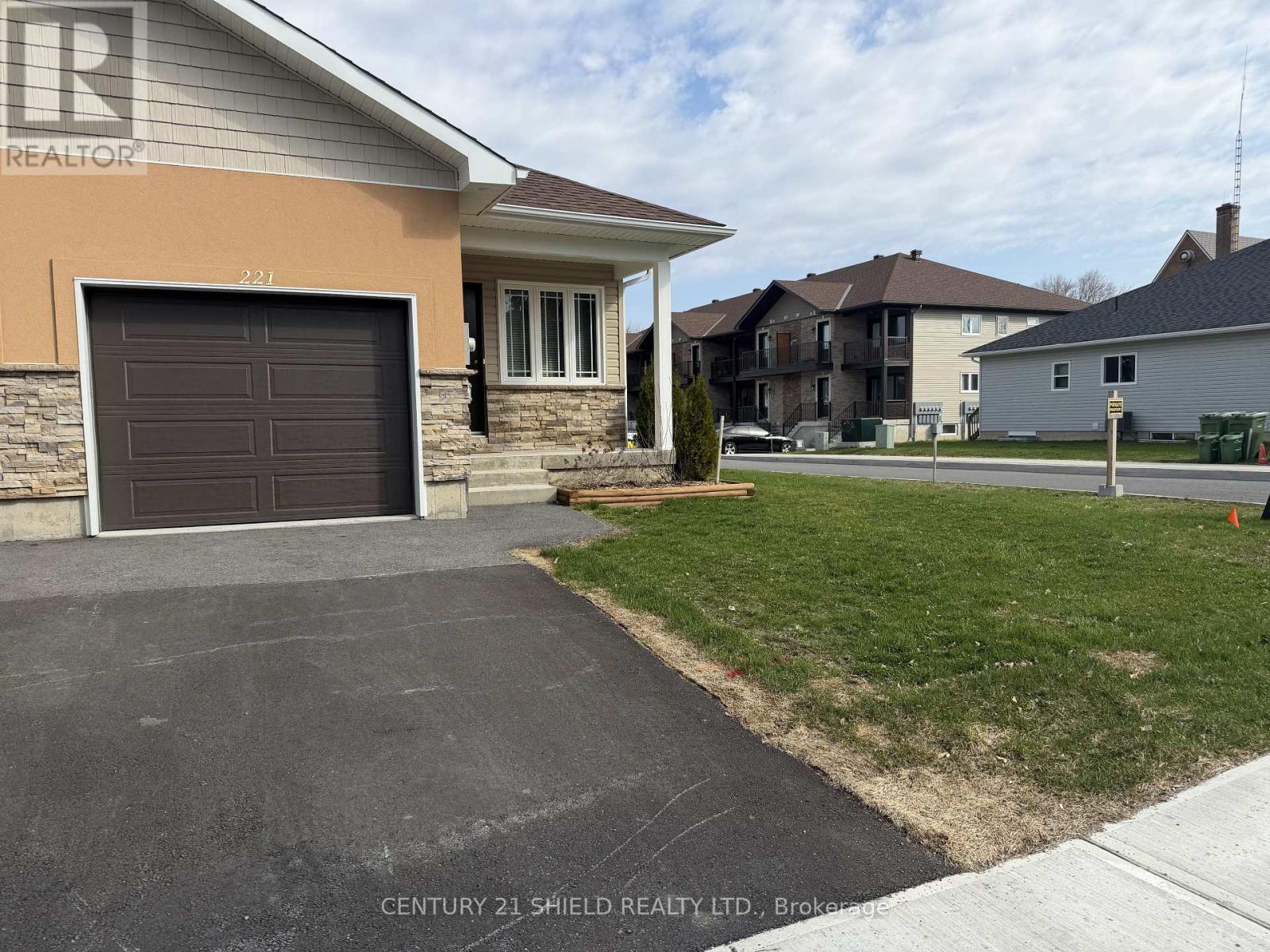 221 Third Street W, Cornwall, Ontario  K6J 0B6 - Photo 2 - X13030256