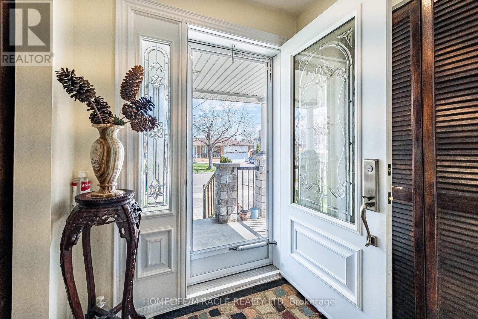 7150 Harwick Drive, Mississauga, Ontario  L4T 3A4 - Photo 5 - W12939524