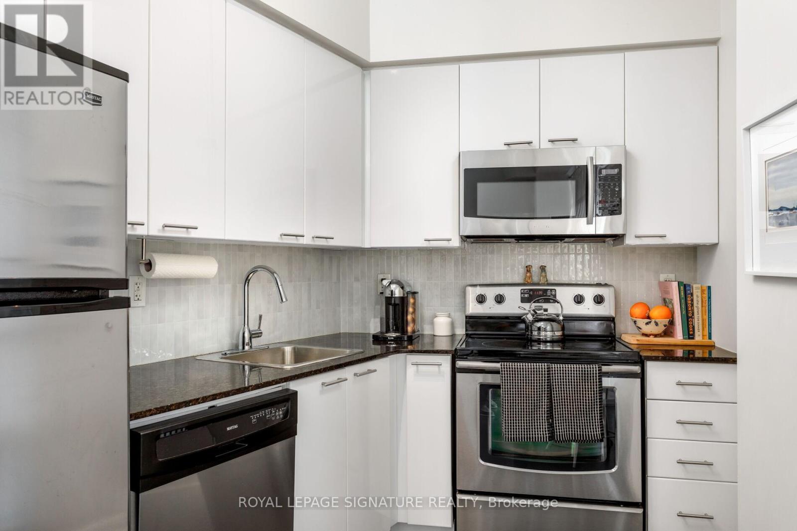 705 - 15 Bruyeres Mews, Toronto, Ontario  M5V 0A7 - Photo 4 - C13030308