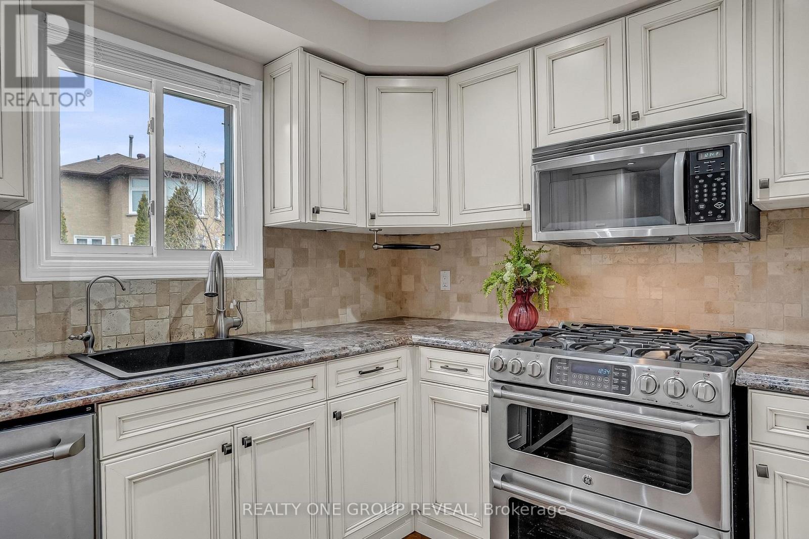 556 Rainy Day Drive, Pickering, Ontario  L1V 5Z9 - Photo 13 - E13030284