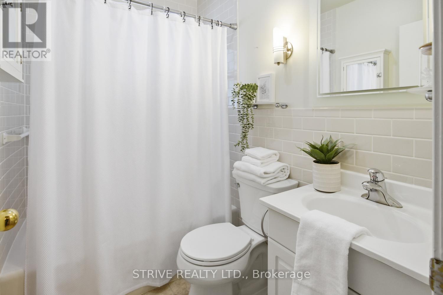 447 Ridgeway Avenue, Oshawa, Ontario  L1J 2V8 - Photo 8 - E13024030