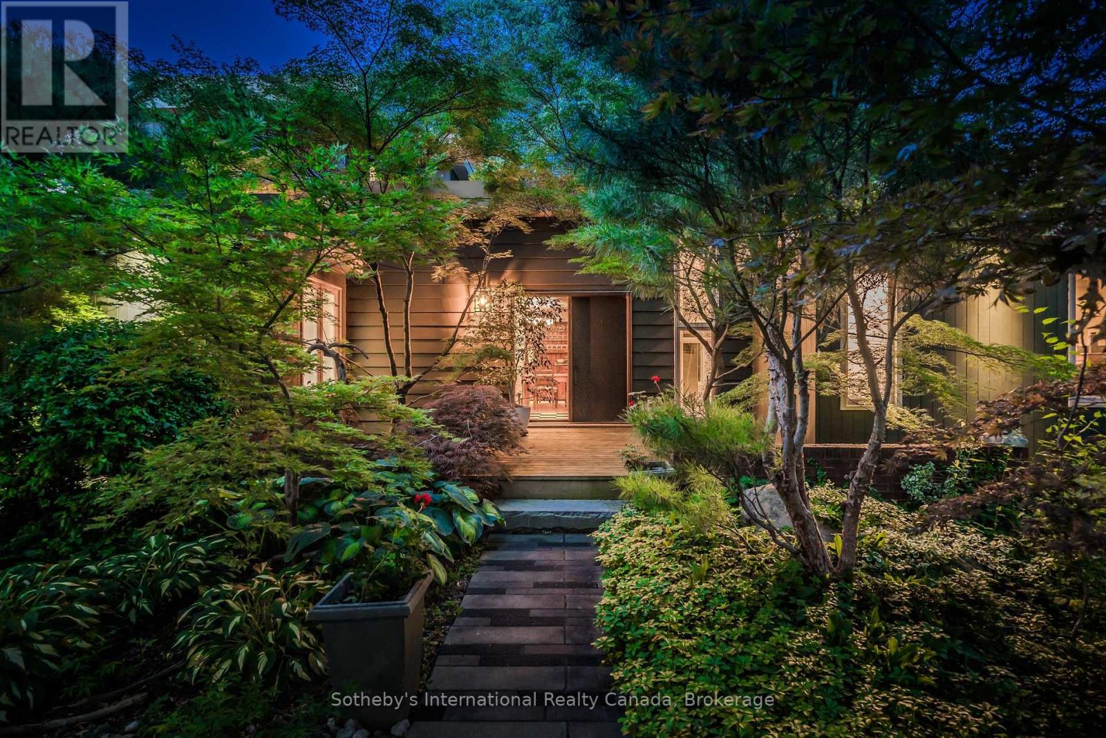 348 Browning Place, Waterloo, Ontario  N2L 2W3 - Photo 2 - X12399870