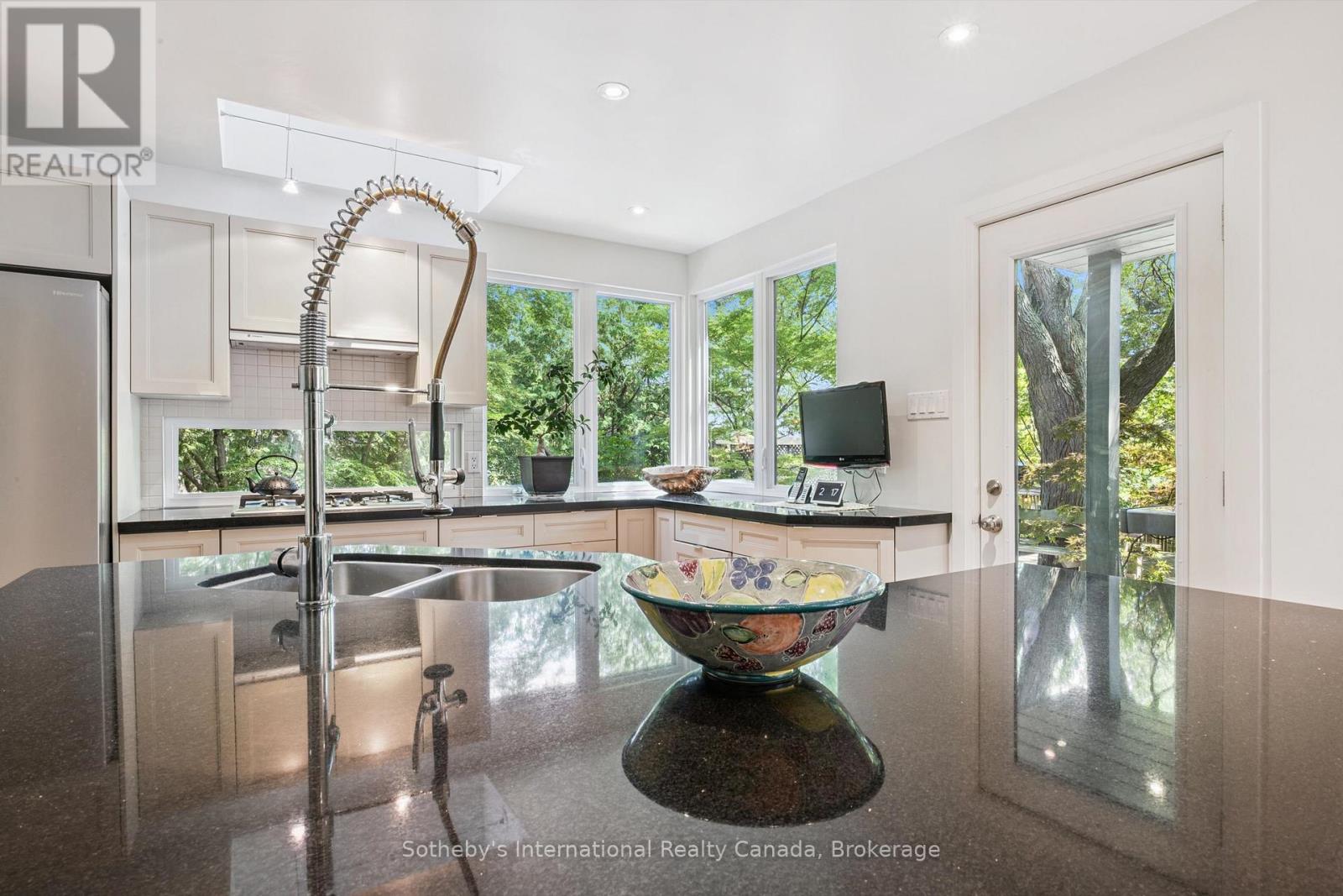 348 Browning Place, Waterloo, Ontario  N2L 2W3 - Photo 20 - X12399870