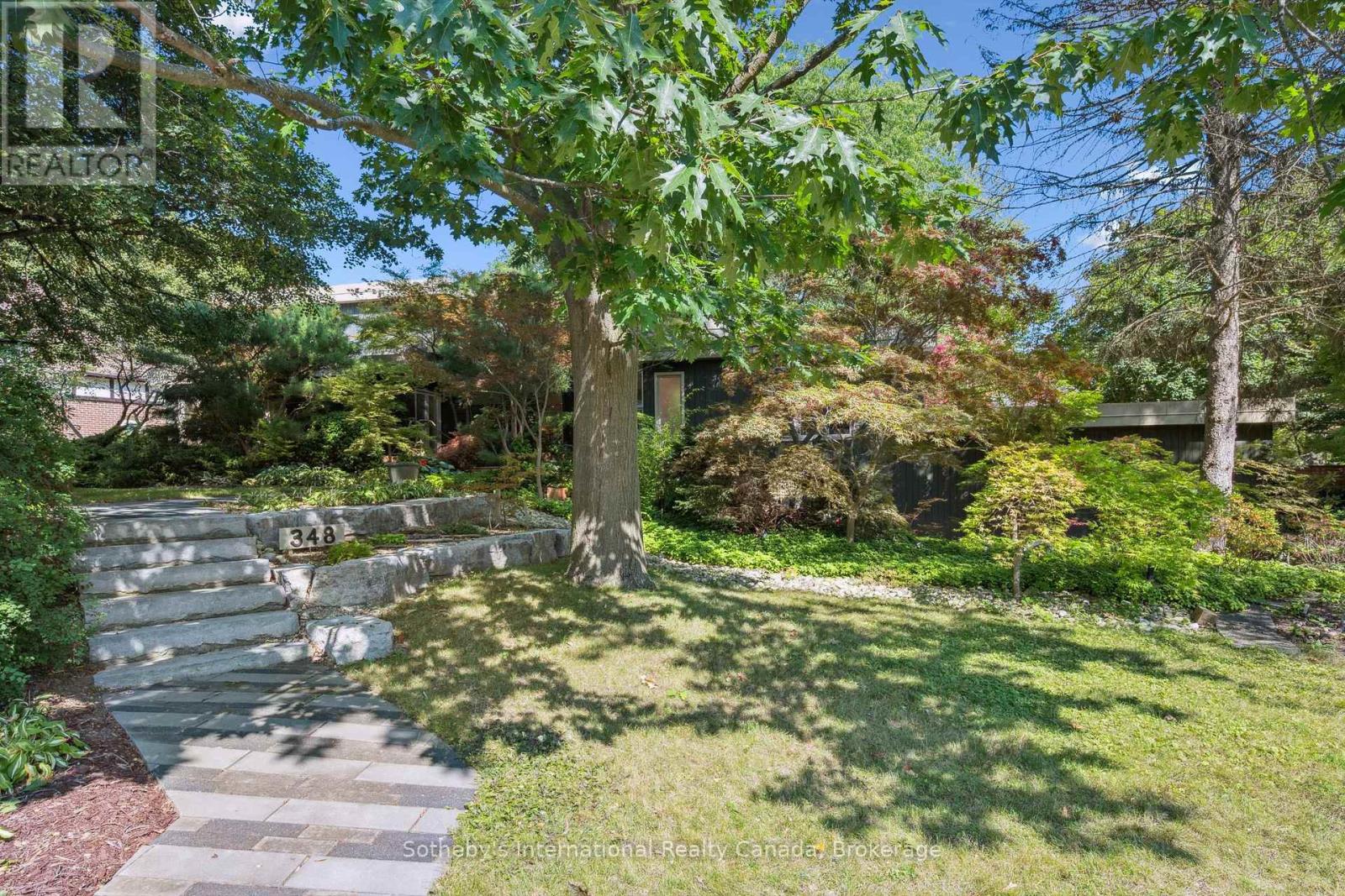 348 Browning Place, Waterloo, Ontario  N2L 2W3 - Photo 4 - X12399870