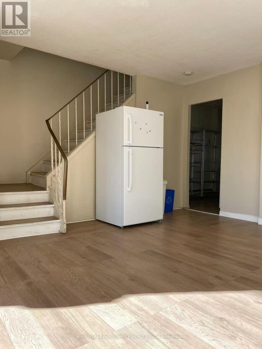 228 Westcourt Place, Waterloo, Ontario  N2L 2R7 - Photo 4 - X13030270