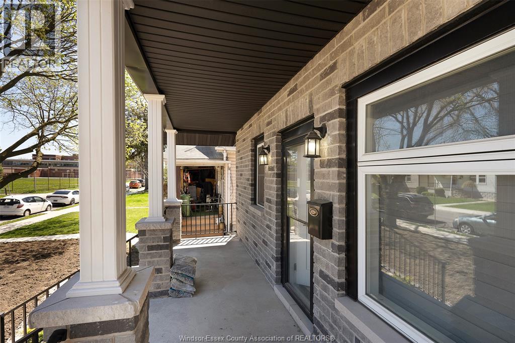 1059 Elsmere Avenue, Windsor, Ontario  N9A 2B1 - Photo 3 - 26008852