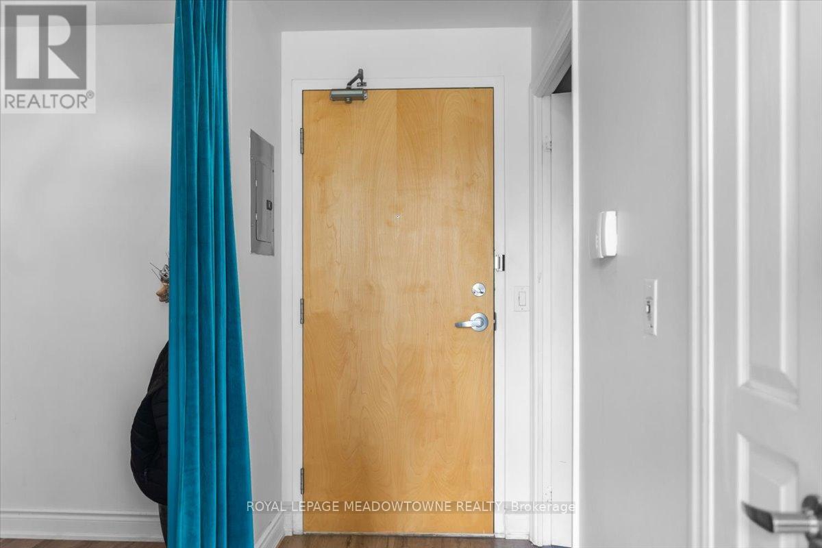 914 - 220 Burnhamthorpe Road W, Mississauga, Ontario  L5B 4N4 - Photo 4 - W12686240