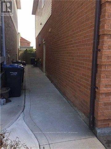 17 Timberlane Drive, Brampton, Ontario  L6Y 3Y6 - Photo 3 - W13029510