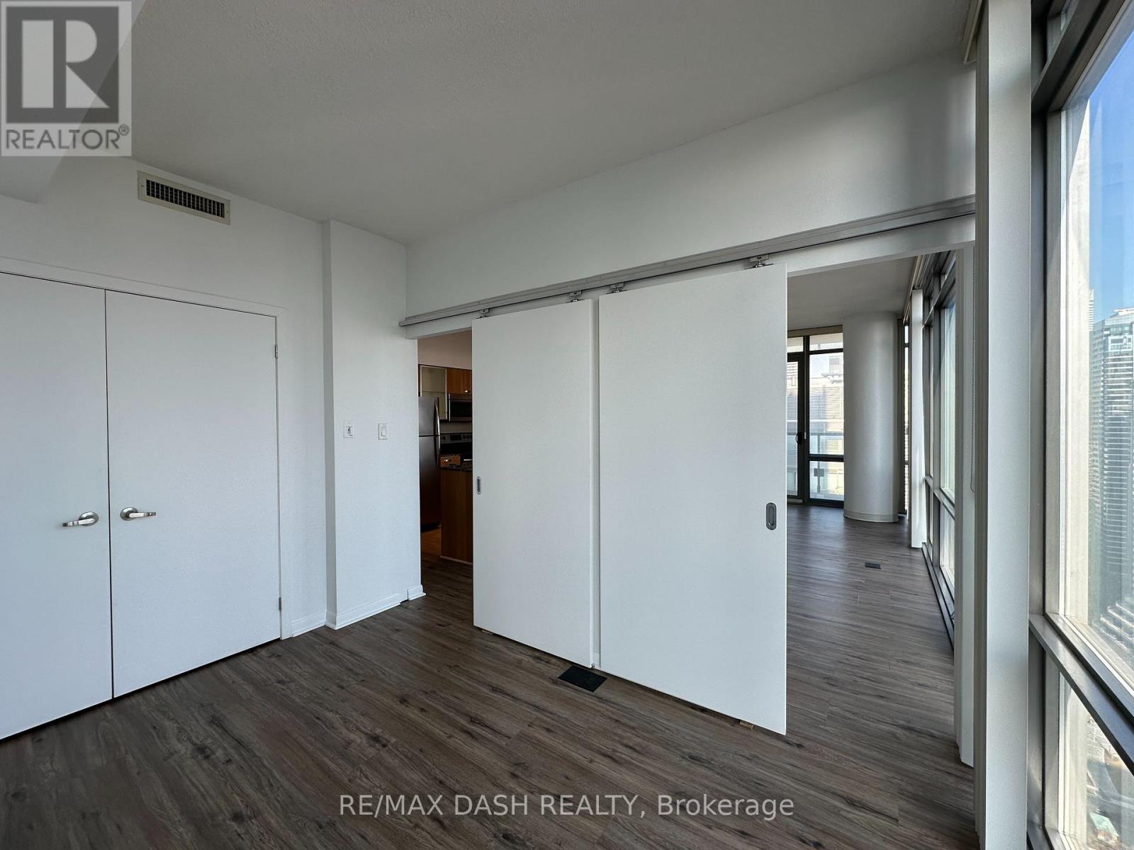 3707 - 38 Grenville Street, Toronto, Ontario  M4Y 1X4 - Photo 8 - C12883140