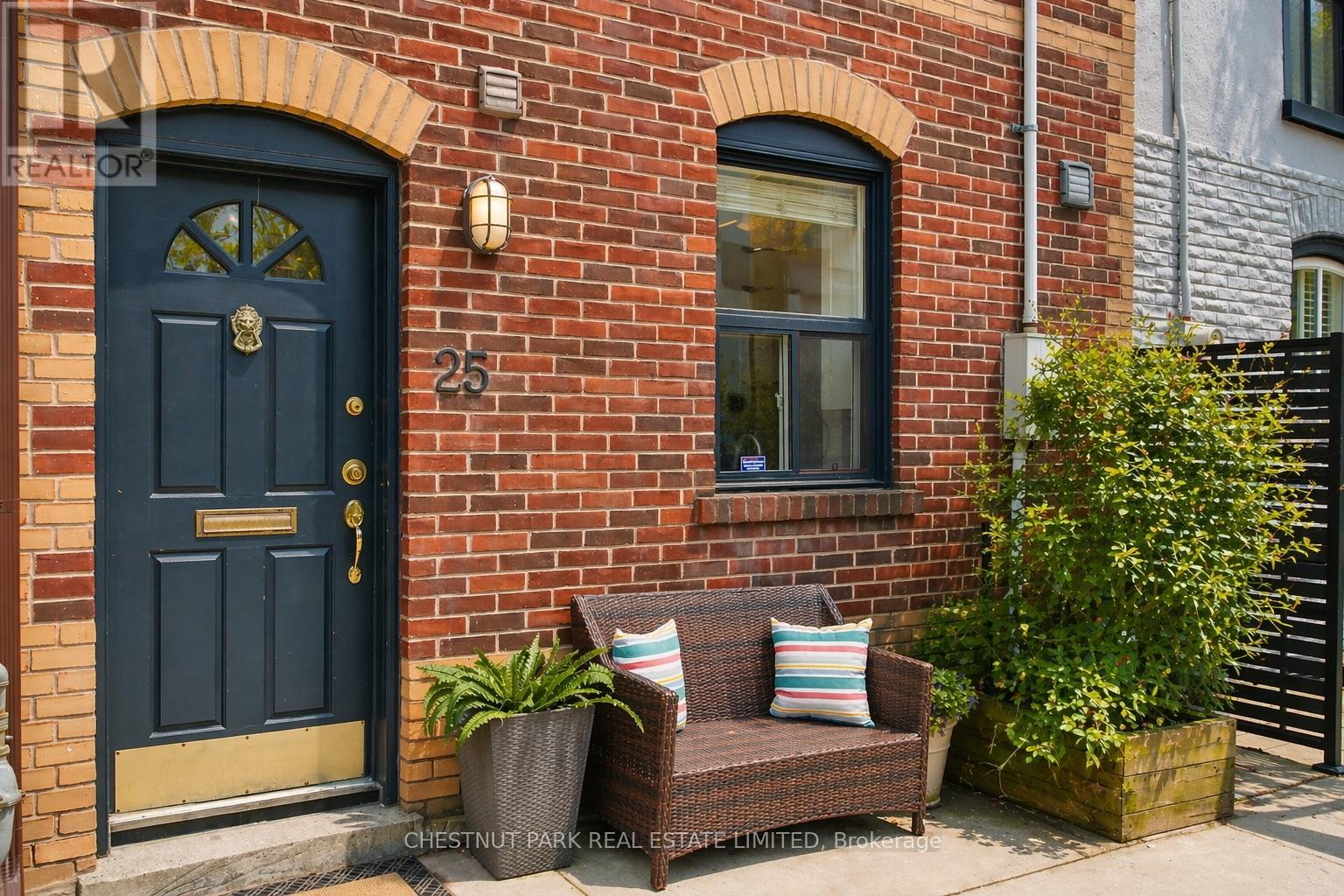 25 Bishop Street, Toronto, Ontario  M5R 1N3 - Photo 2 - C13030380