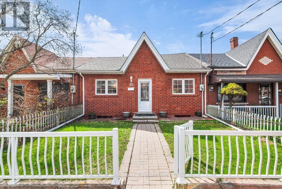 69 ROBINSON STREET, Toronto, Ontario