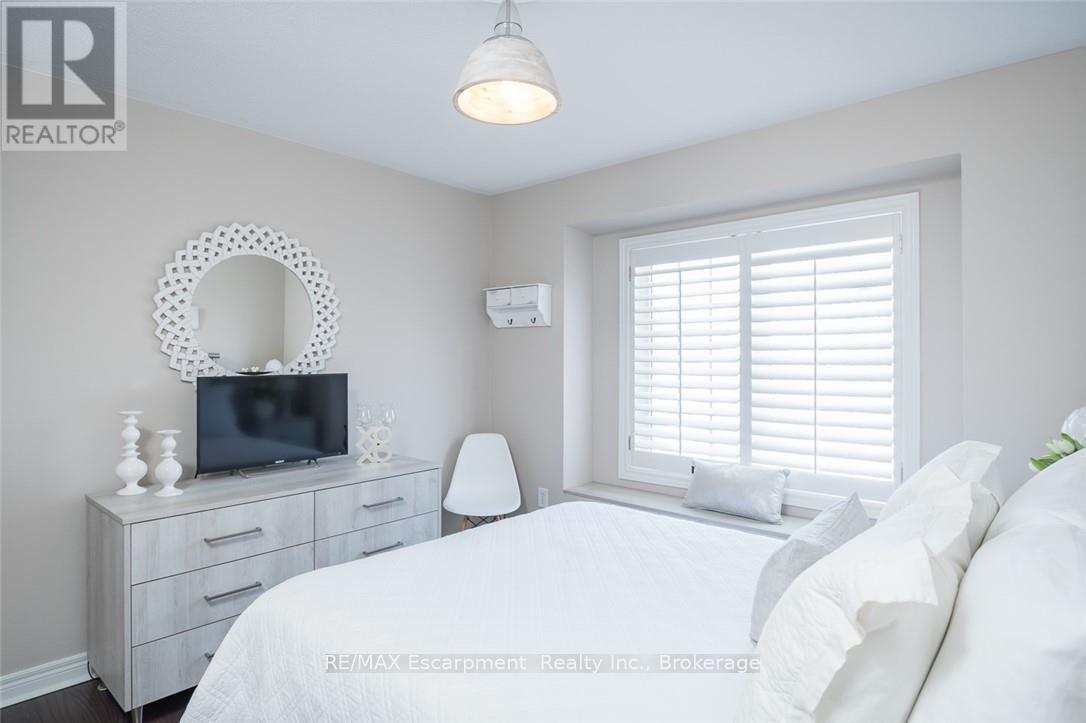 2454 Longridge Crescent, Oakville, Ontario  L6H 6N8 - Photo 34 - W12925374