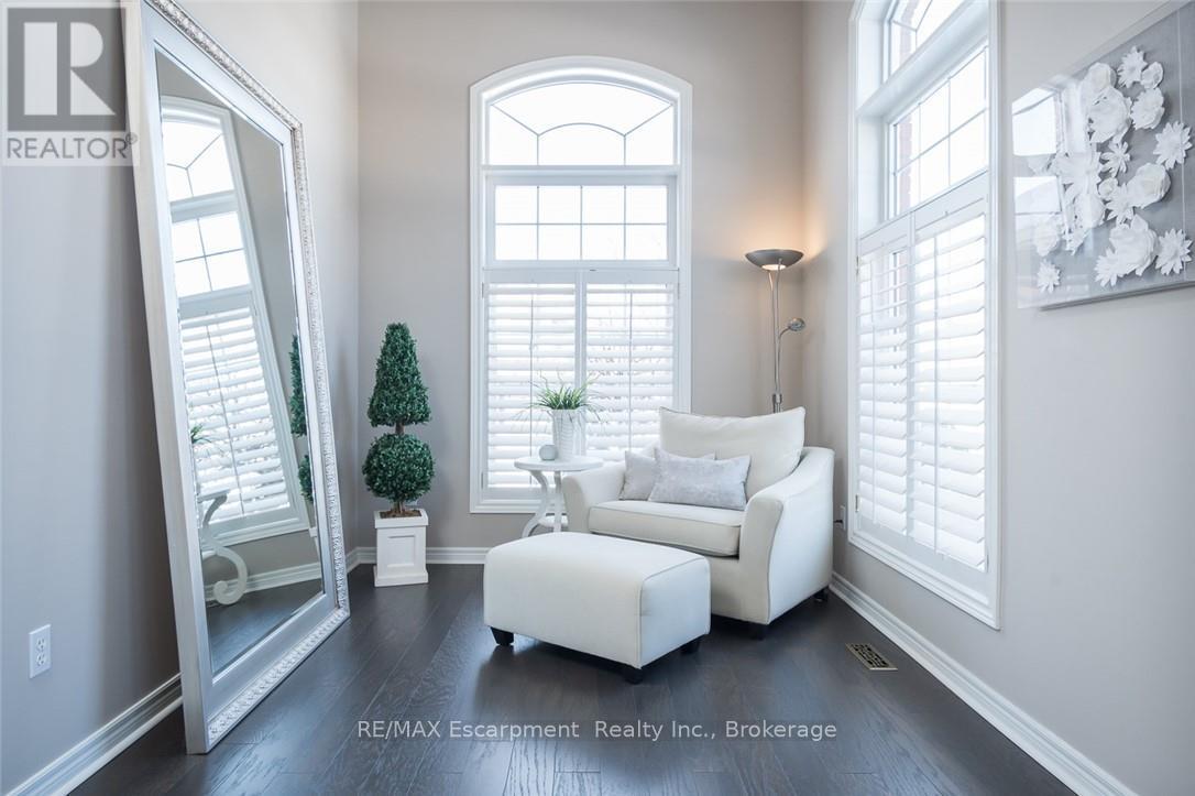 2454 Longridge Crescent, Oakville, Ontario  L6H 6N8 - Photo 9 - W12925374