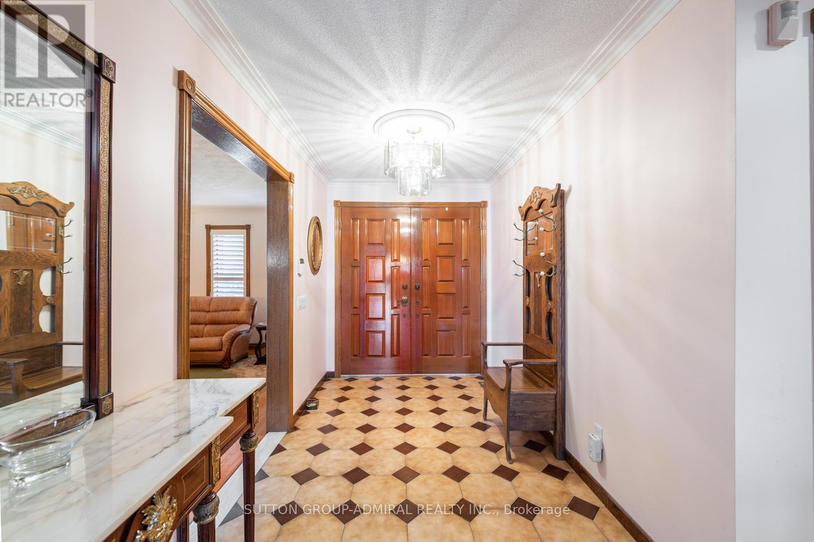 48 Weldrick Road W, Richmond Hill, Ontario  L4C 3T8 - Photo 2 - N13030394