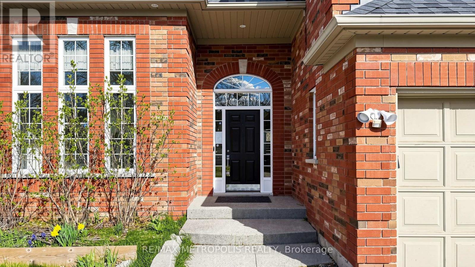 183 Valmont Court, Hamilton, Ontario  L9G 5A1 - Photo 3 - X13014066