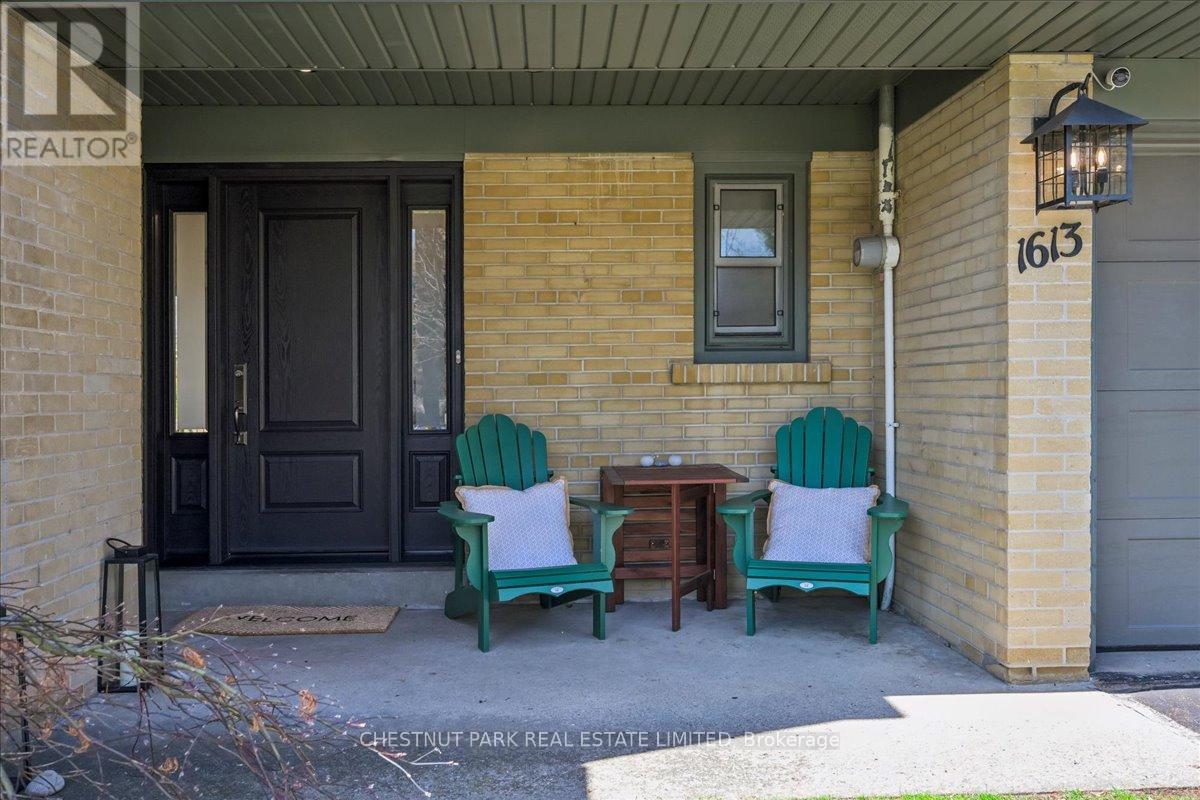 1613 Wembury Road, Mississauga, Ontario  L5J 2L8 - Photo 2 - W13030418