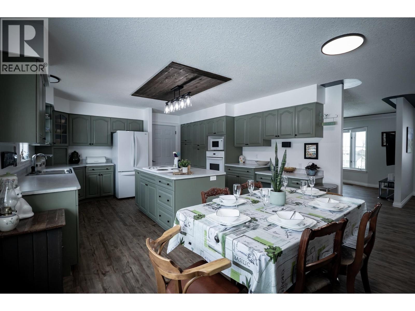 12903 Agnes Lane, Charlie Lake, British Columbia  V0C 1H0 - Photo 6 - R3113528