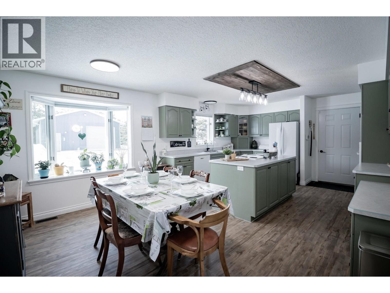 12903 Agnes Lane, Charlie Lake, British Columbia  V0C 1H0 - Photo 4 - R3113528