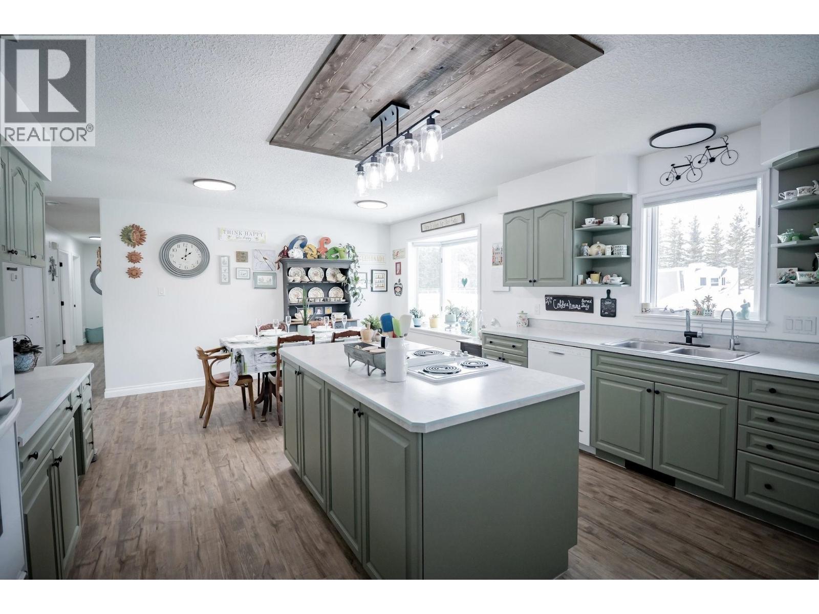 12903 Agnes Lane, Charlie Lake, British Columbia  V0C 1H0 - Photo 3 - R3113528