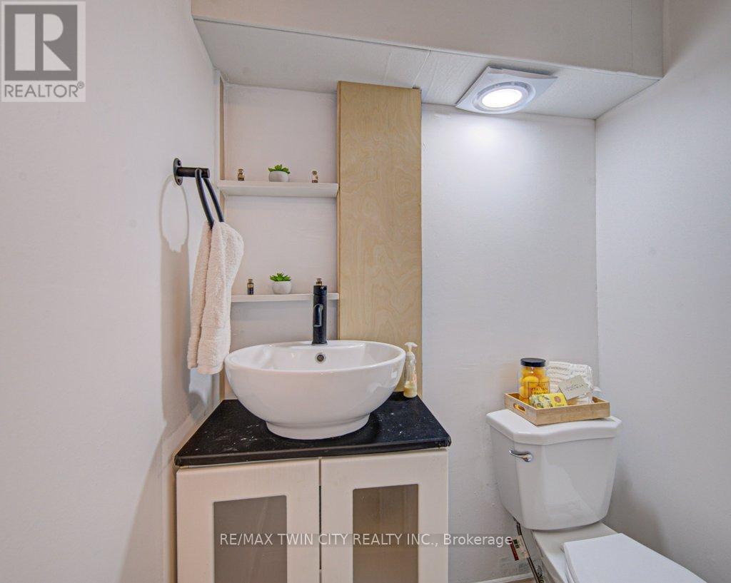 237b Thistleglen Place, Waterloo, Ontario  N2T 2A6 - Photo 7 - X13030464