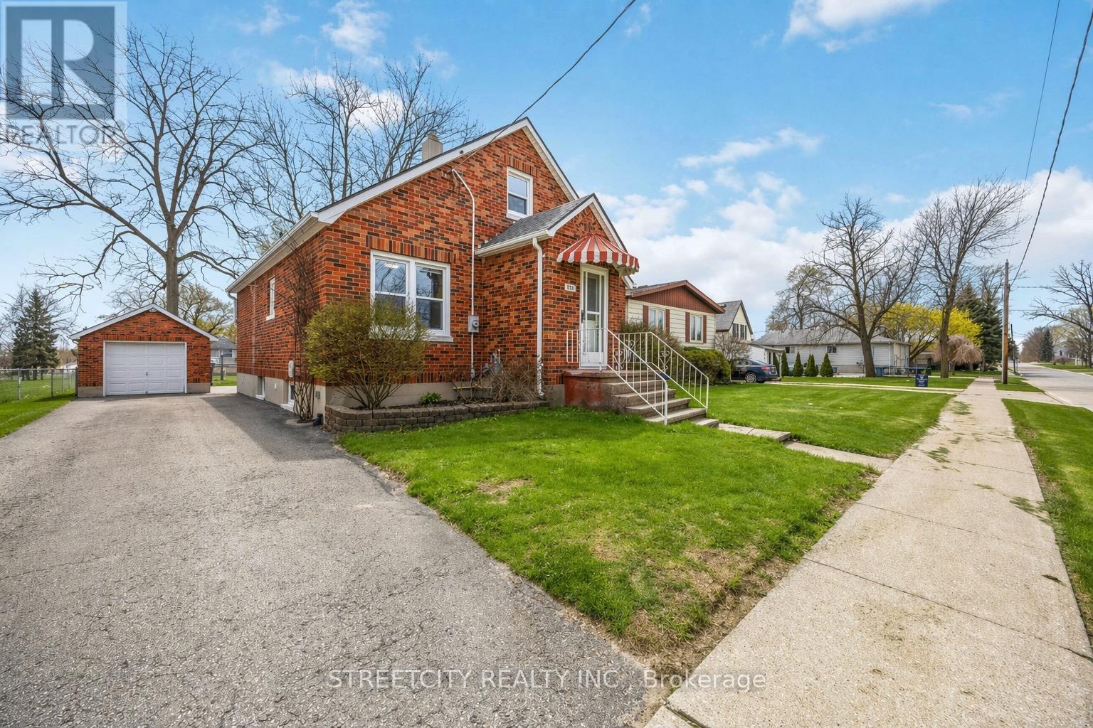 530 PLYMPTON STREET, Plympton-Wyoming, Ontario