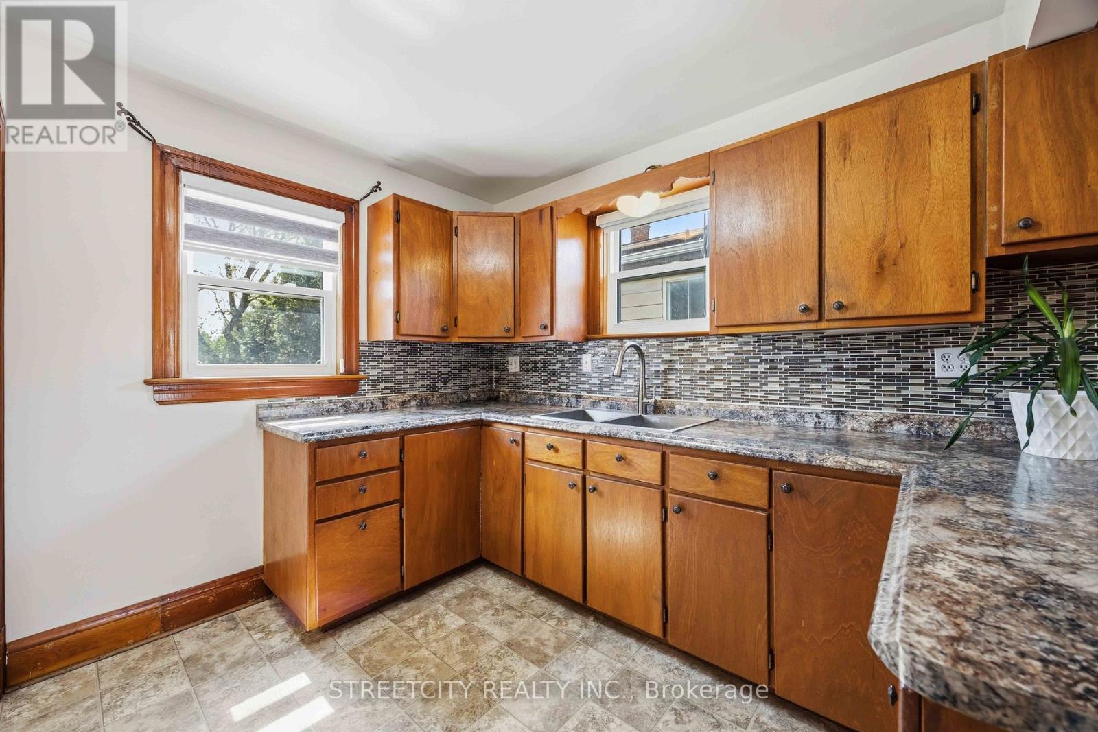 530 Plympton Street, Plympton-Wyoming, Ontario  N0N 1T0 - Photo 11 - X13030788