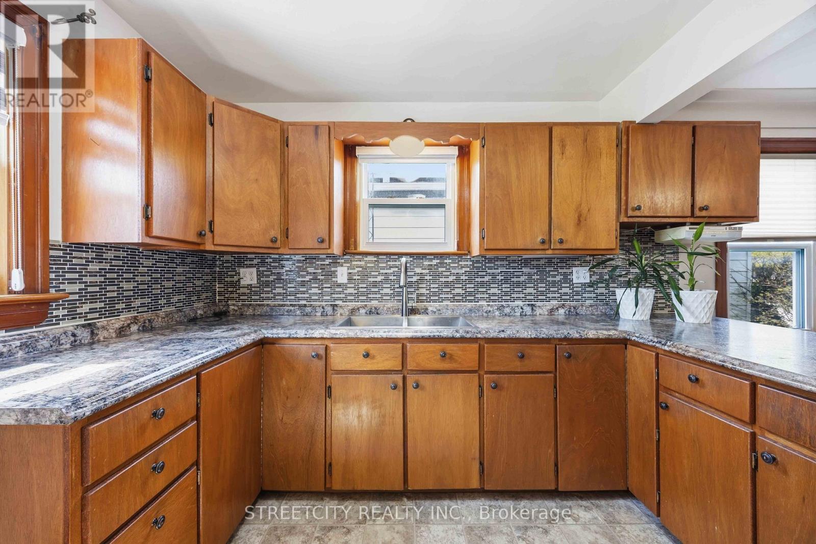 530 Plympton Street, Plympton-Wyoming, Ontario  N0N 1T0 - Photo 10 - X13030788