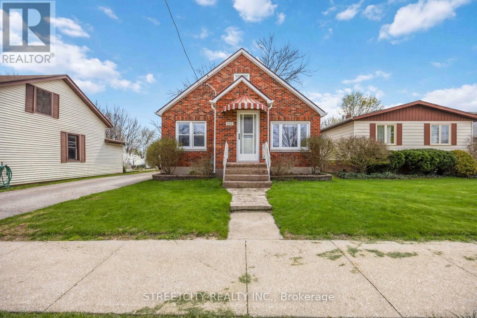 530 Plympton Street, Plympton-Wyoming, Ontario  N0N 1T0 - Photo 2 - X13030788