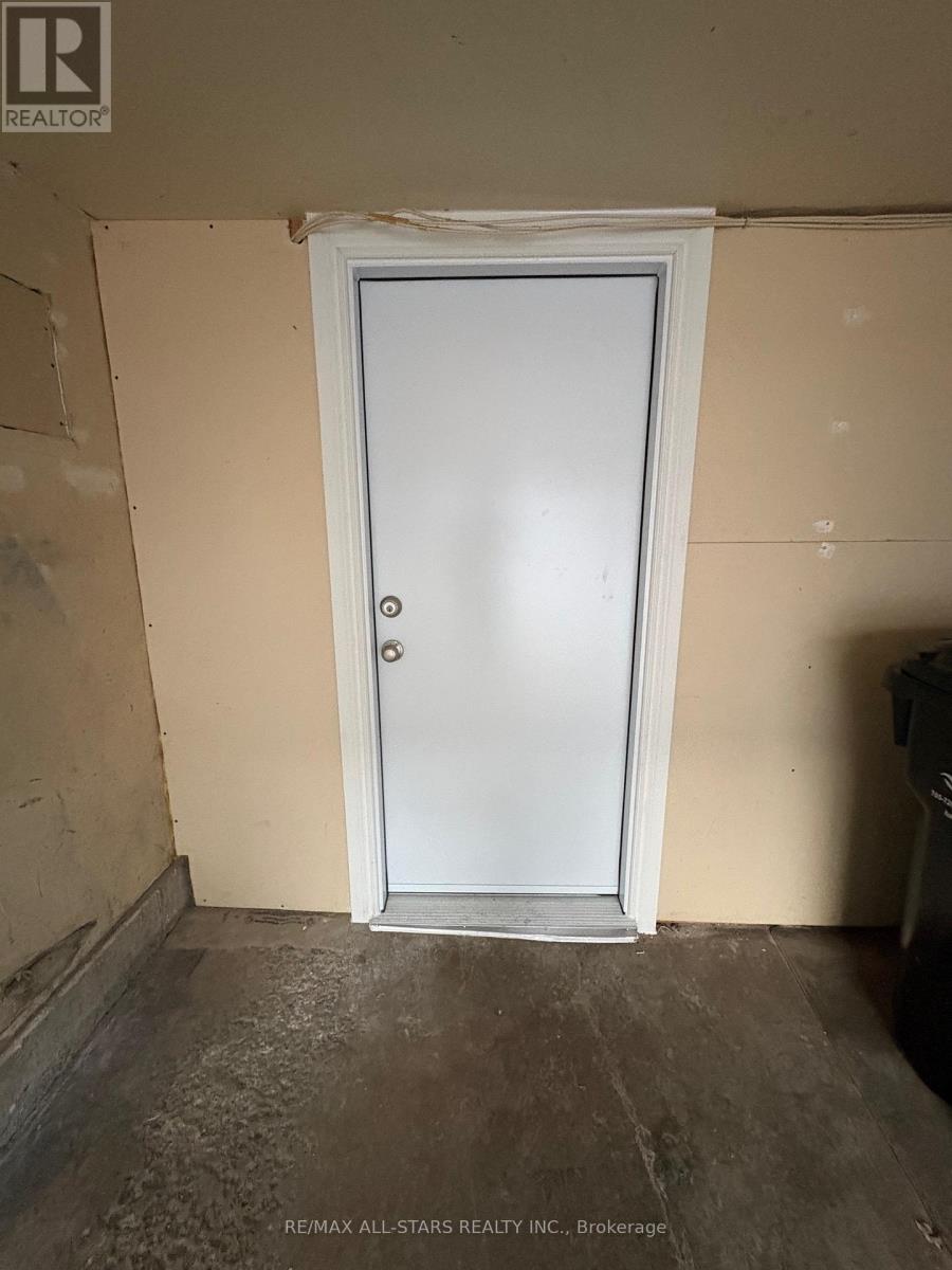 B11 - 63 Ferris Lane, Barrie, Ontario  L4M 5C4 - Photo 32 - S12880126