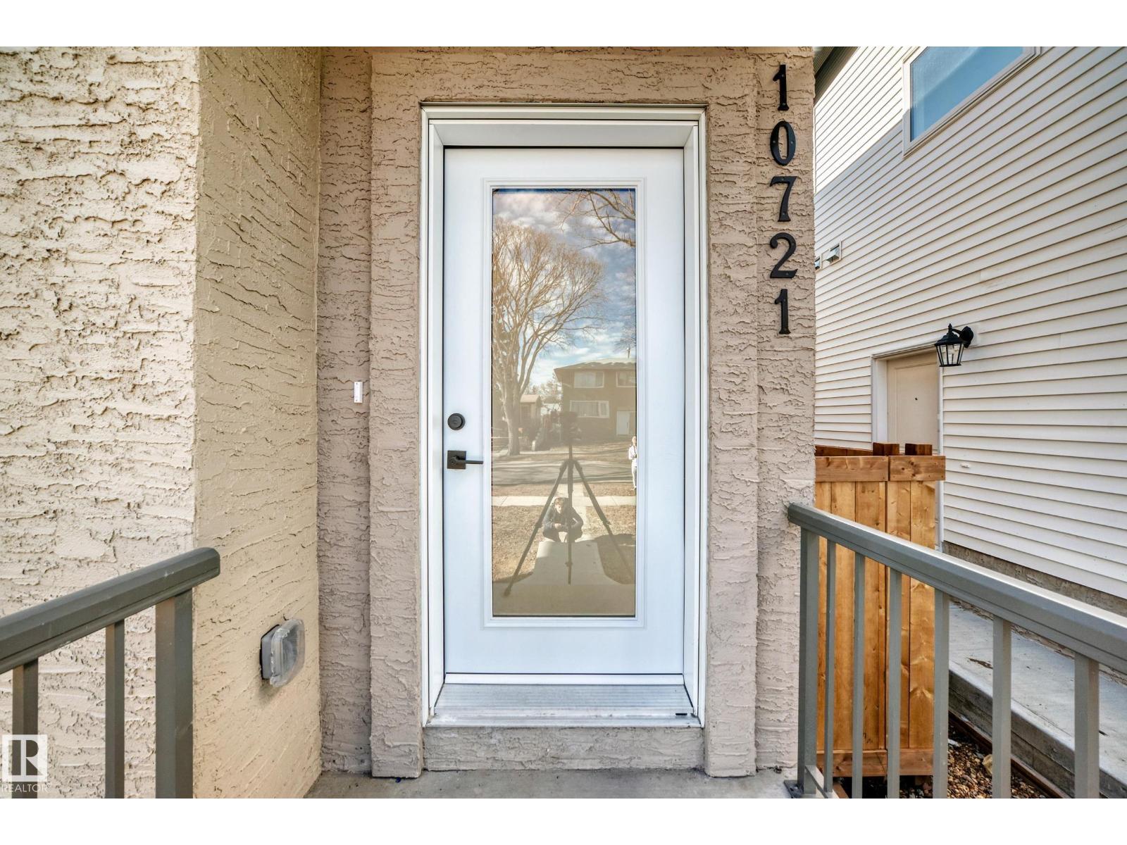 10721 70 Av Nw, Edmonton, Alberta  T6H 2G4 - Photo 2 - E4483471