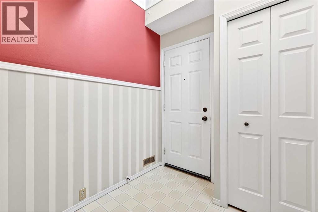 172 Glamis Terrace SW, Calgary, Alberta  T3E 6V3 - Photo 2 - A2290746